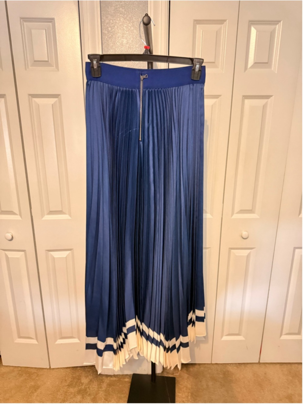 Women's Alice and Olivia Blue and White Pleated Maxi Skirt - Picture 4 of 7
